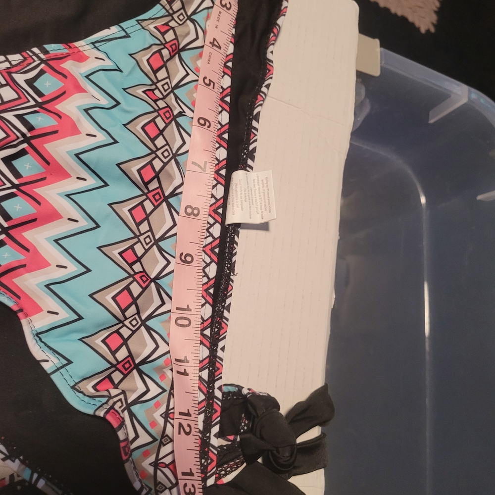 Geometric Patterned Bikini Set - Picture 5 of 9